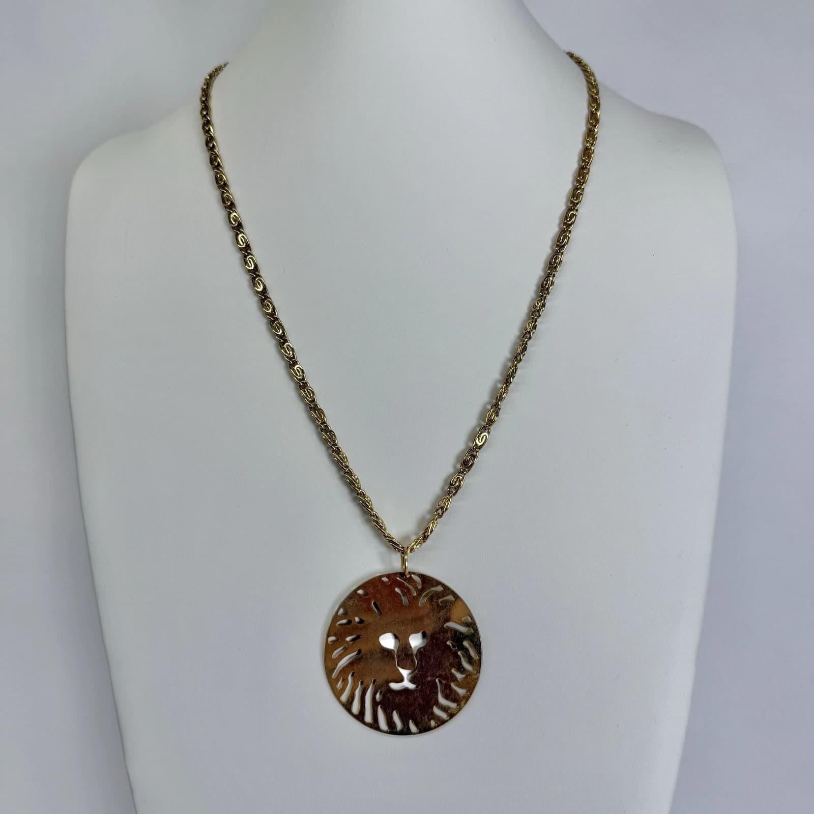ANNE KLEIN Lion Head Disc Pendant Gold Tone Vintage Necklace Jewelry N306