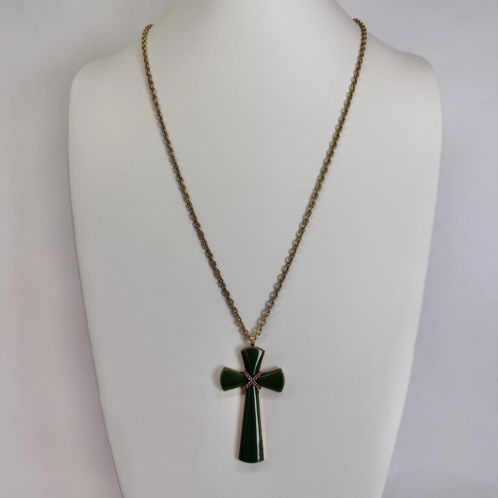 AVON Faux Jade Cross Pendant Gold Tone Vintage Necklace Jewelry N304