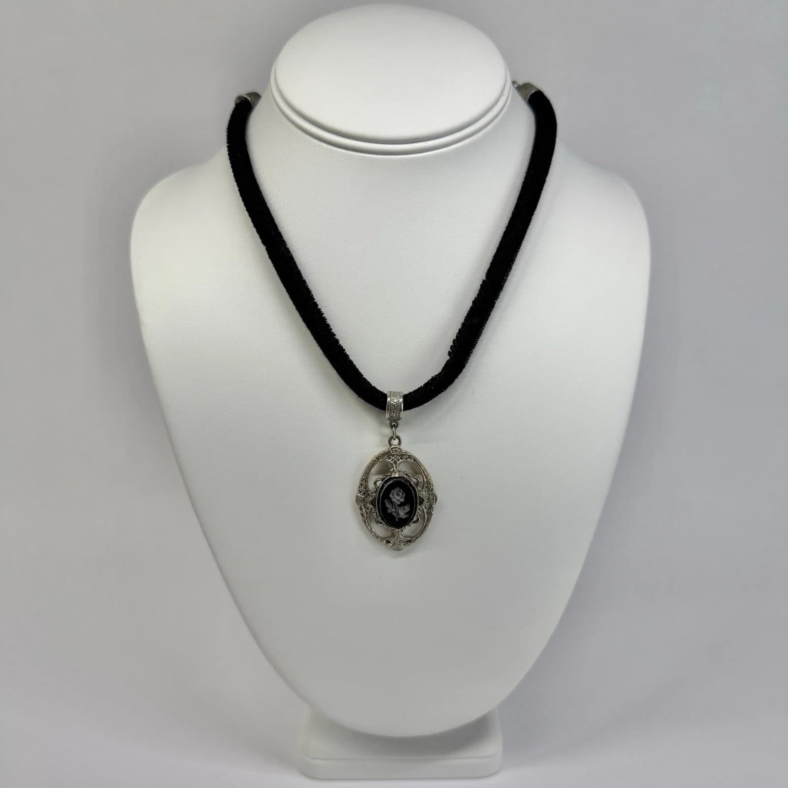 1928 Floral Pendant Cameo Art Deco Dainty Silver Tone Vintage Necklace N694