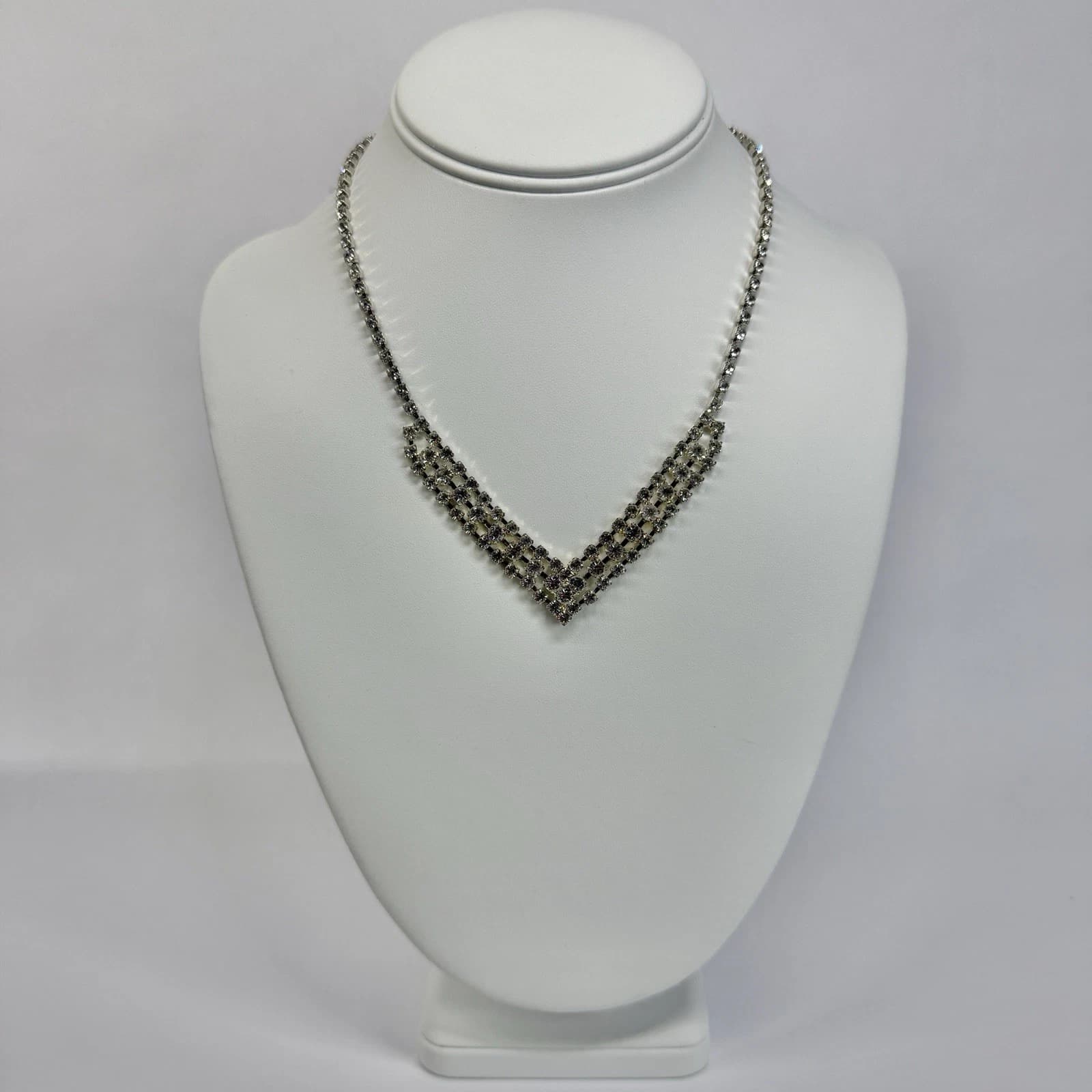 RI LIND Silverplated Rhinestone Silver Tone Vintage Necklace Jewelry N612