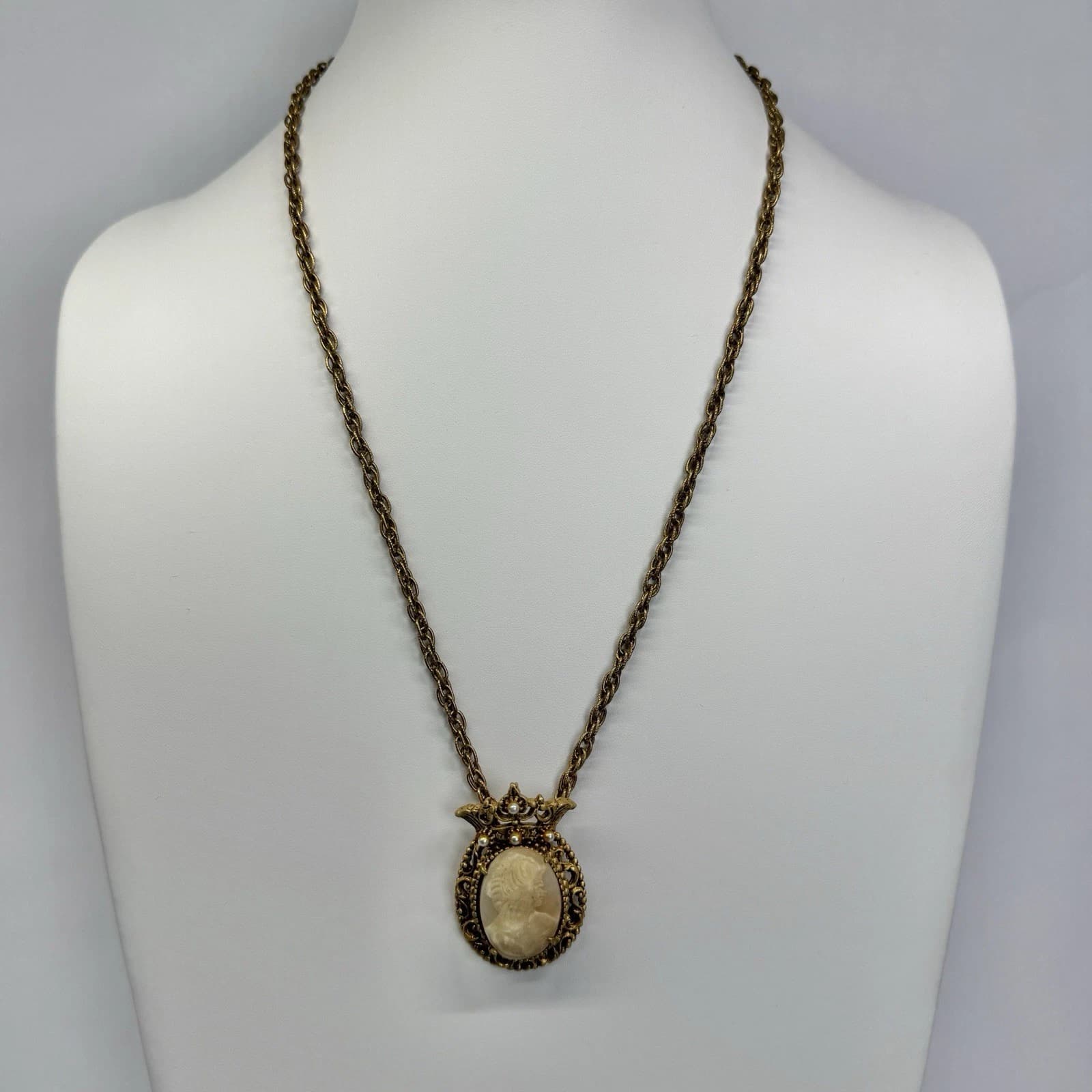 FLORENZA Cameo Brooch Dainty Filigree Gold Tone Vintage Necklace Jewelry N198