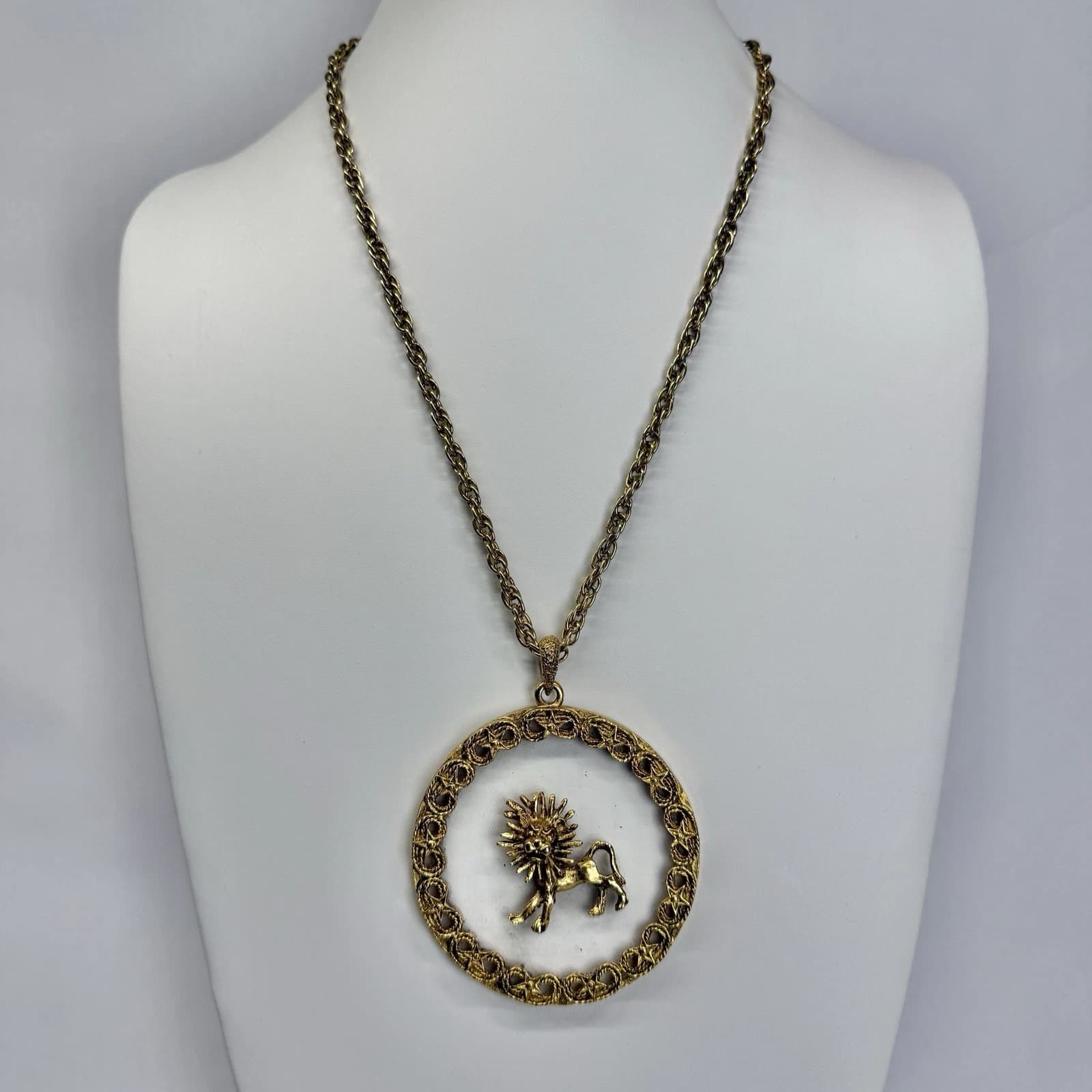 Leo Lion Zodiac Sign Lucite Pendant Gold Tone Vintage Necklace Jewelry N289