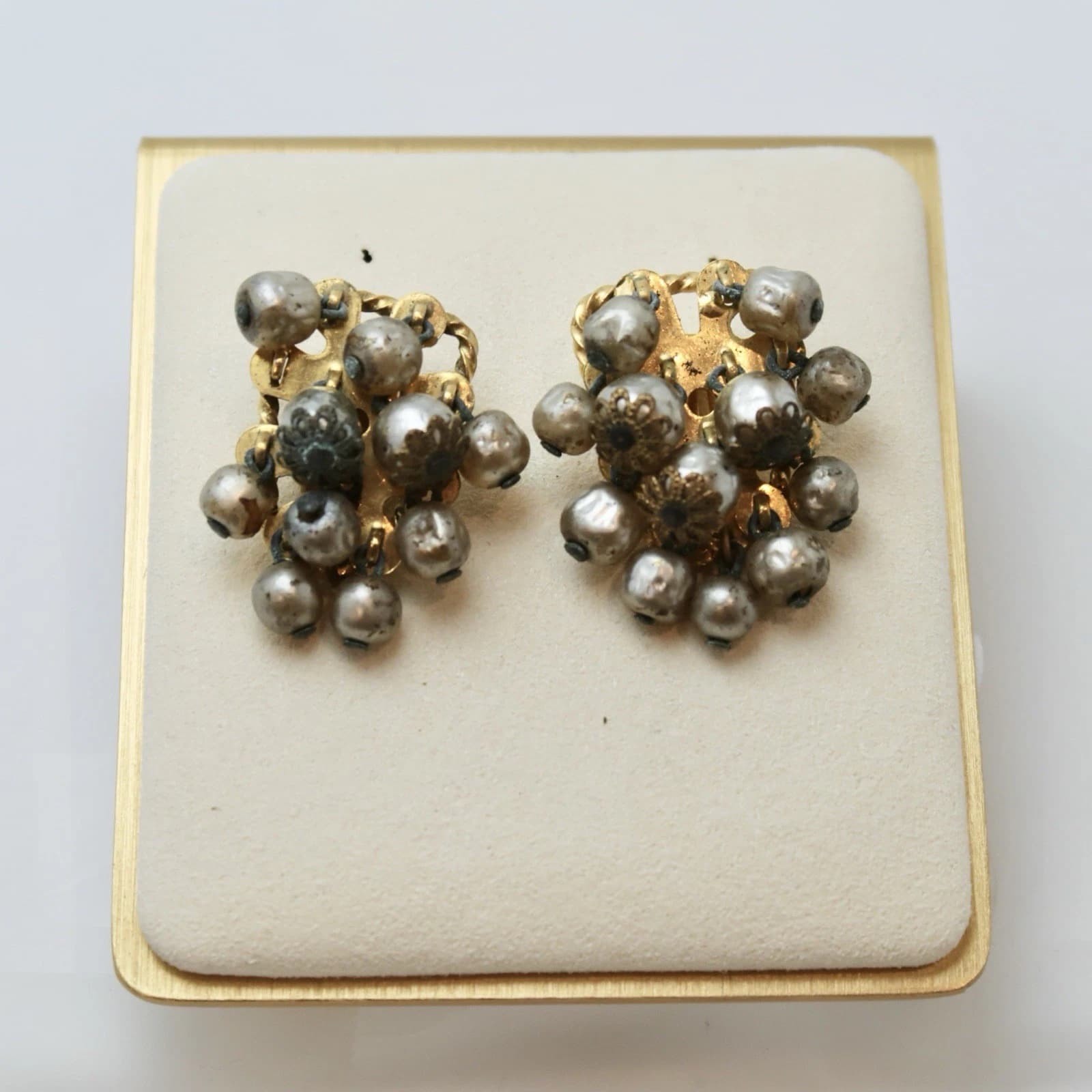 FREIRICH Faux Pearl Cluster Gold Tone Vintage Clip On Earring Jewelry E18