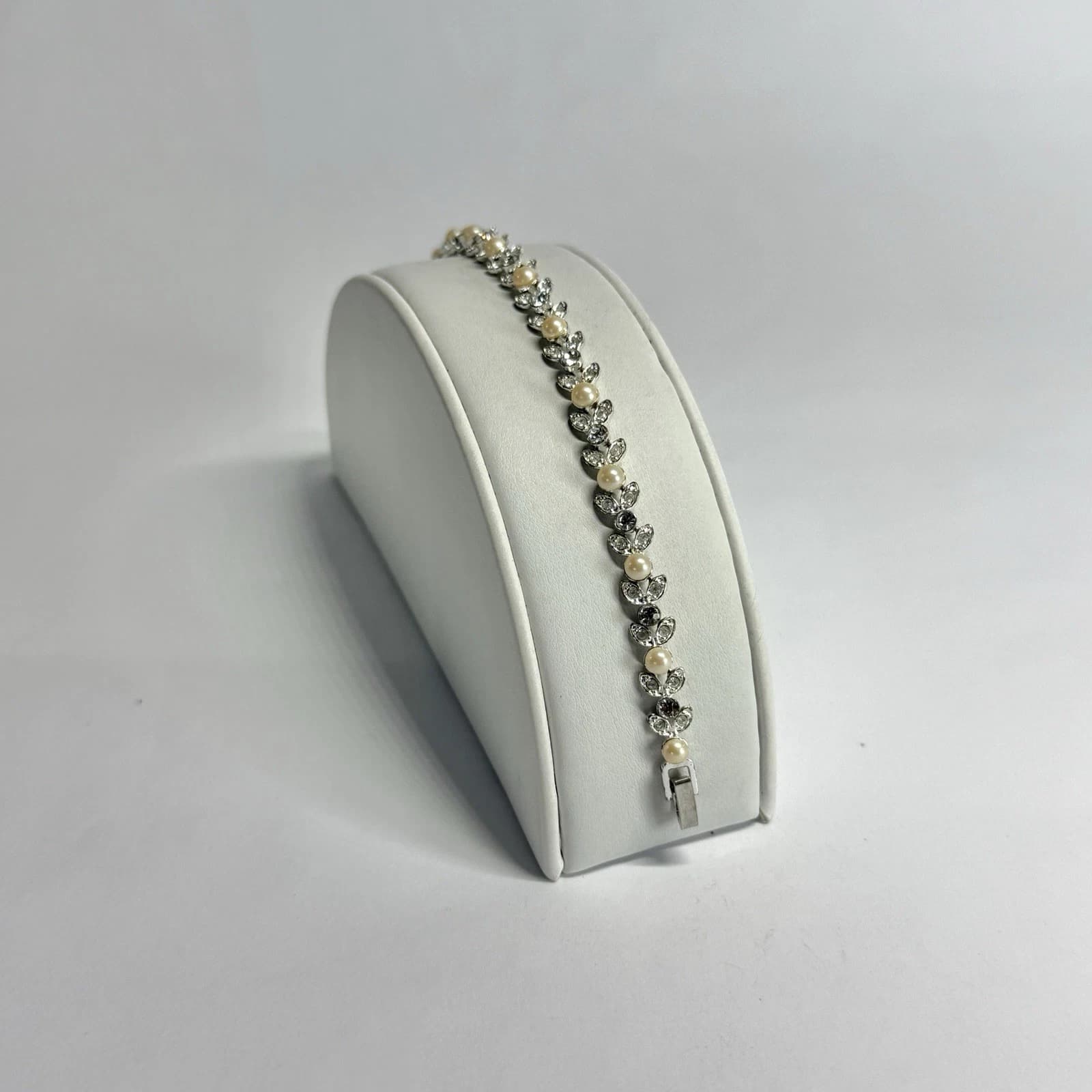 MONET Dainty Rhinestone Pearls Silver Tone Vintage Bracelet Jewelry Br296
