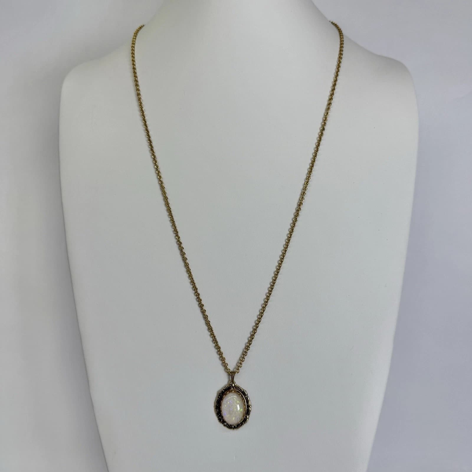 AVON Faux Moonstone Pendant Gold Tone Vintage Necklace Jewelry N303