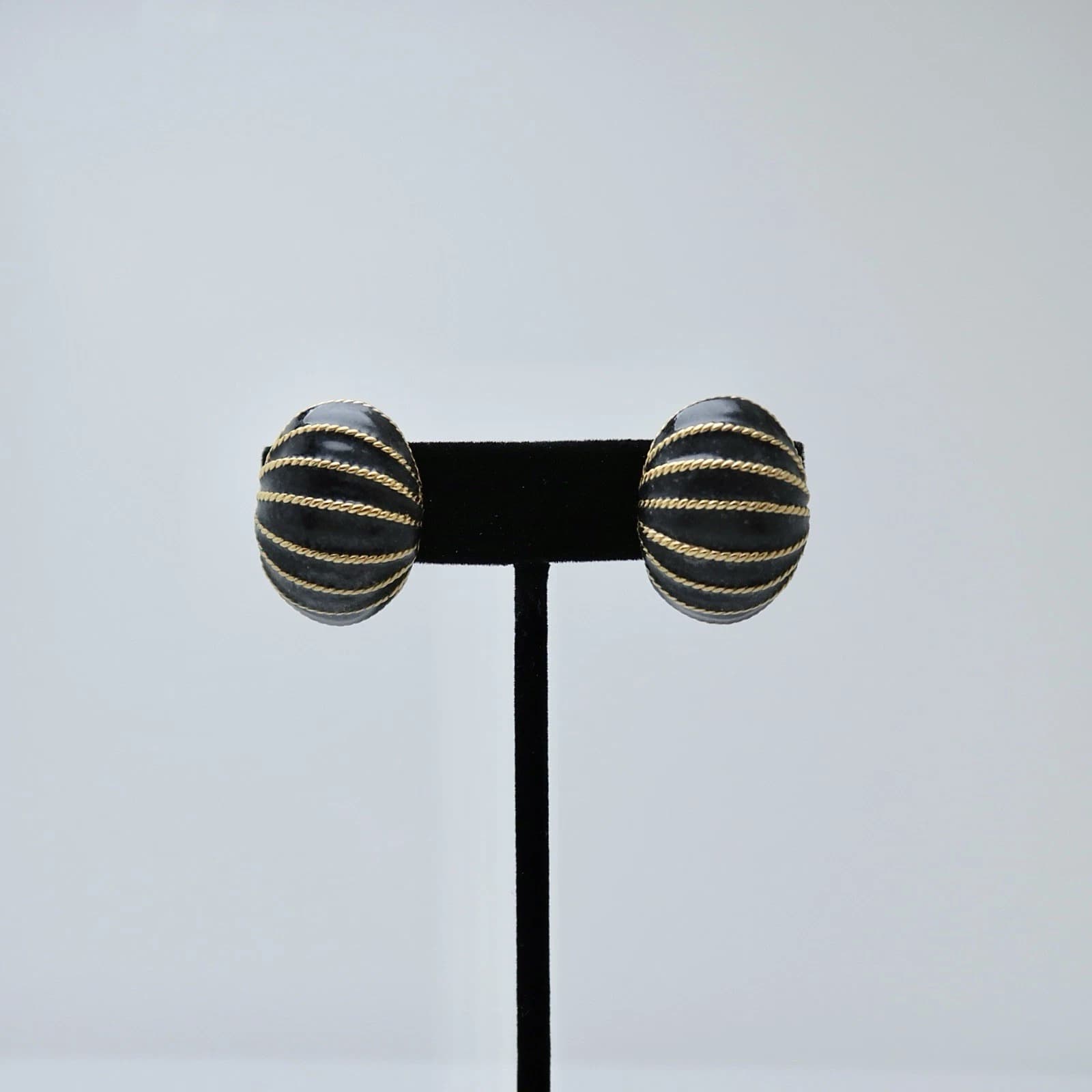 NAPIER Shrimp Ridge Black Enamel Chunky Gold Tone Vintage Earring Jewelry E90