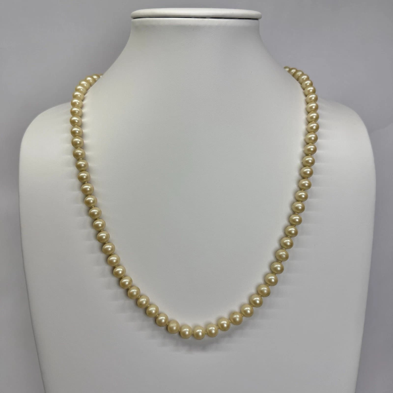 GIVENCHY Elegant Faux Pearl Gold Tone Vintage Necklace Jewelry N235