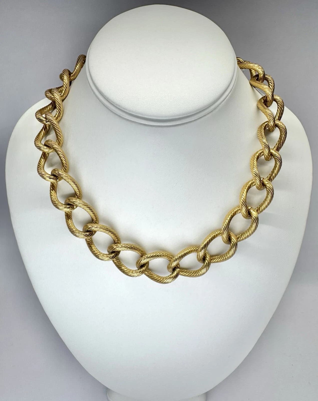 MONET Gold Tone Sculpted Textured Heavy Links Vintage Necklace Jewelry N95