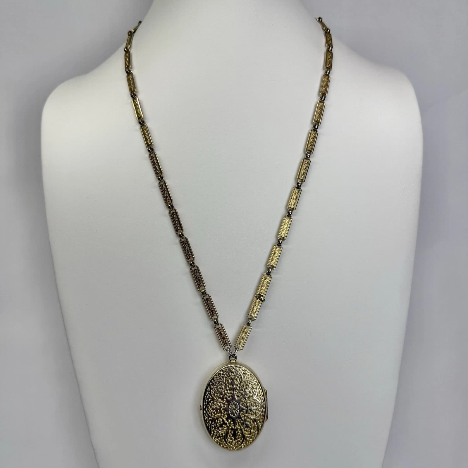 NAPIER Victorian Style Oval Locket Gold Tone Vintage Necklace Jewelry N196