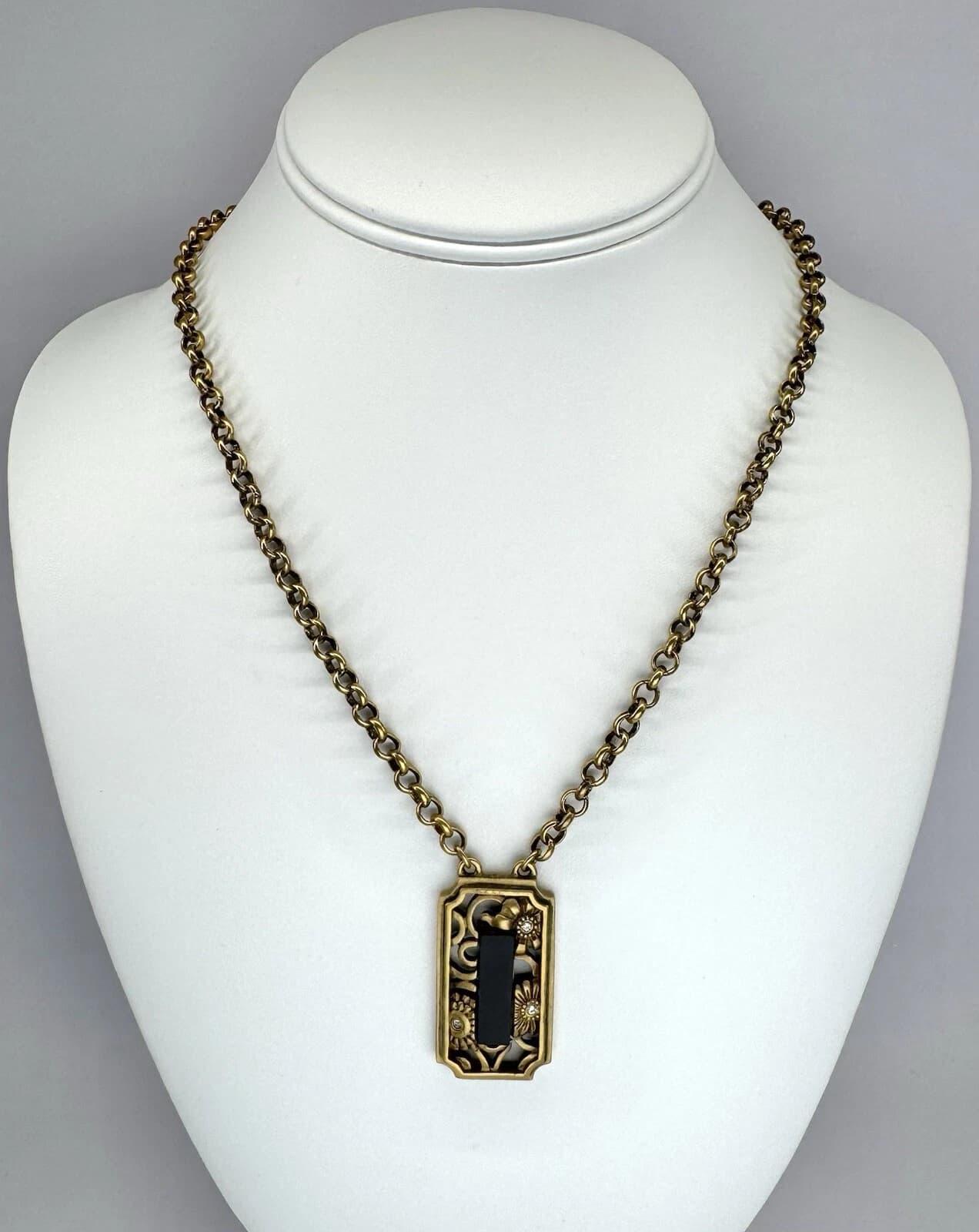 T TAHARI Floral Pendant Gold Tone Vintage Necklace Jewelry N24
