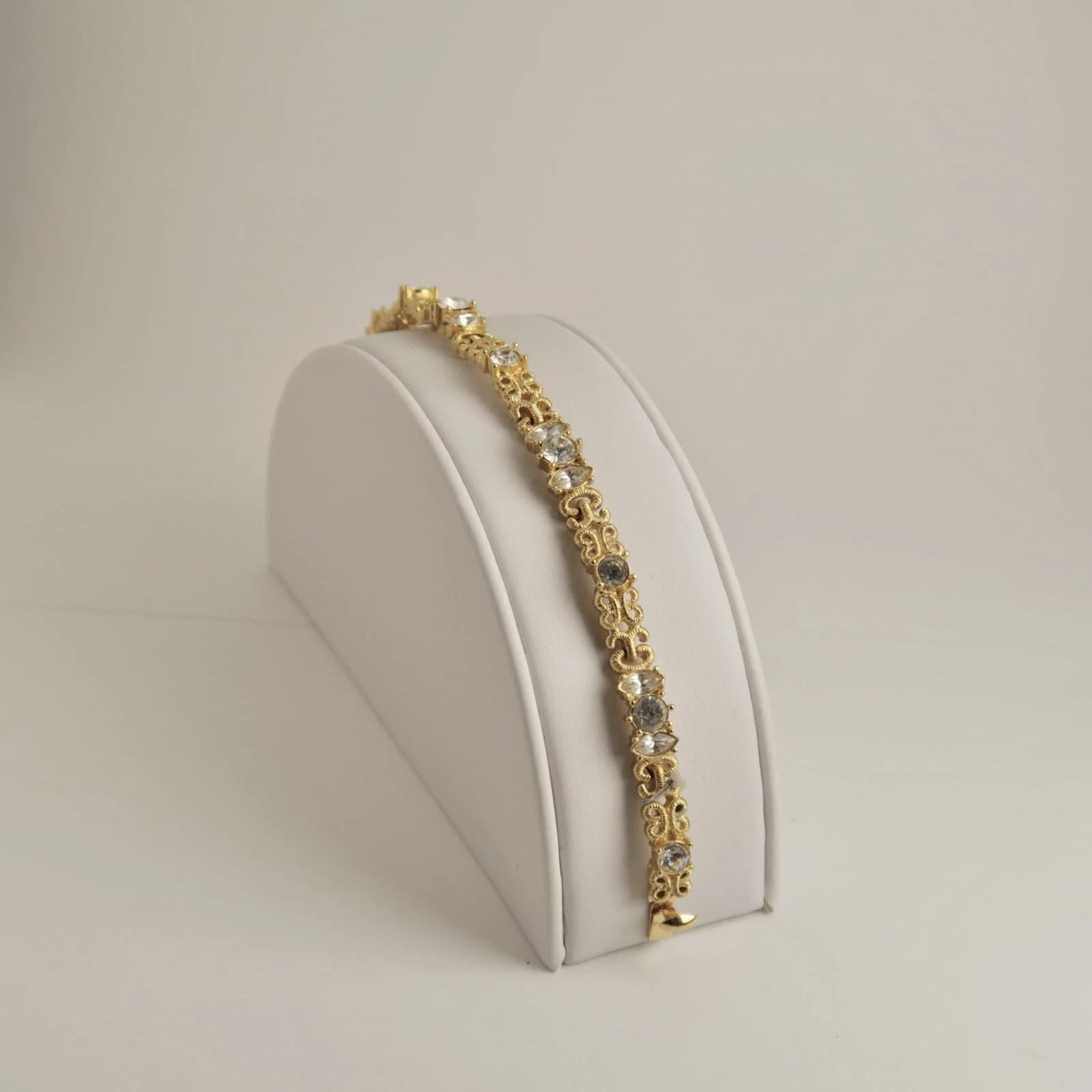 Elegant Textured Oval Rhinestones Gold Tone Vintage Bracelet Jewelry Br138