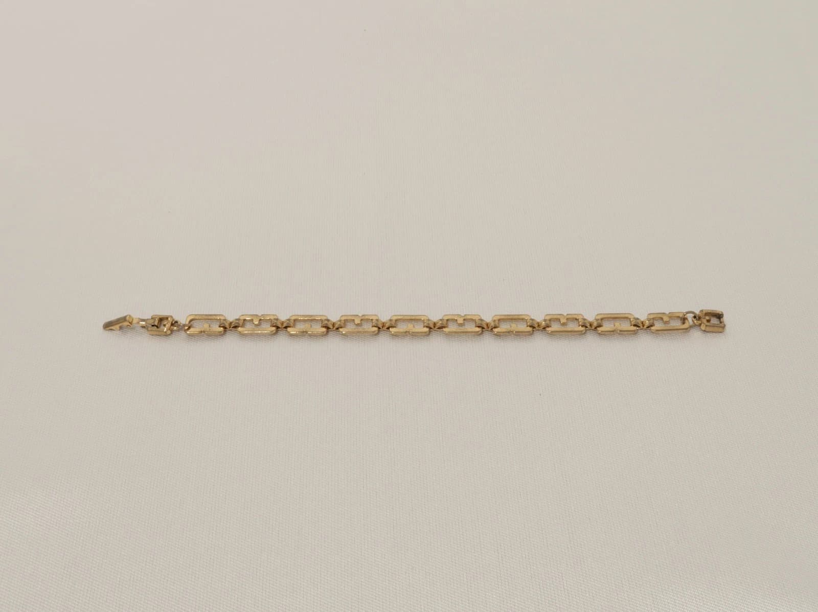 GIVENCHY GG Logo Plate Anchor Link Chain Gold Tone Vintage Bracelet Jewelry Br10