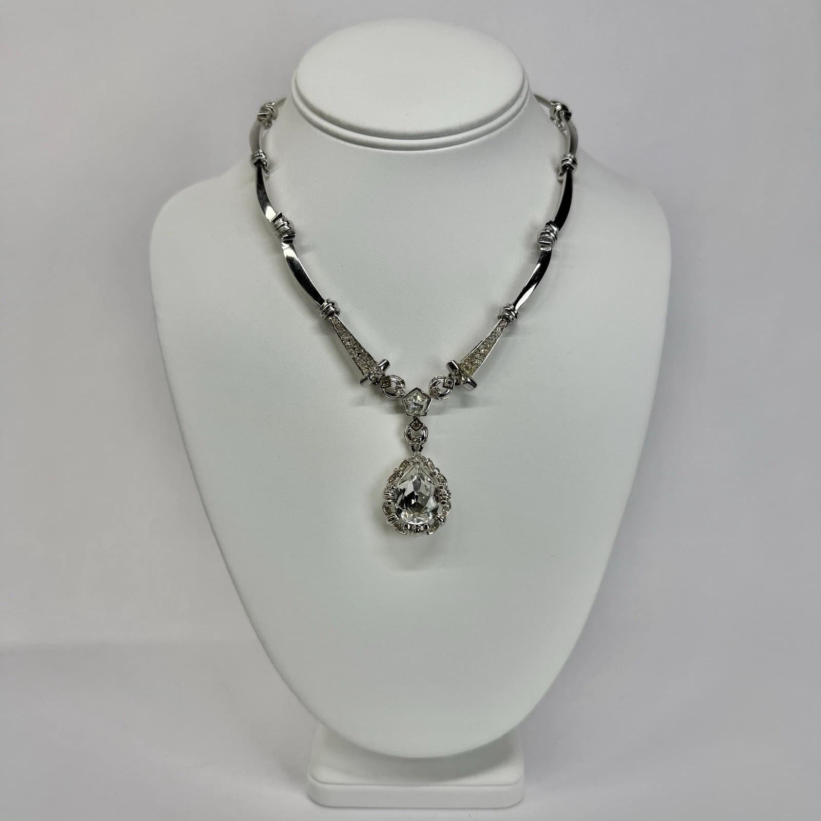 AVON Smithsonian Marie Antoinette Pendant Vintage Necklace Jewelry N575