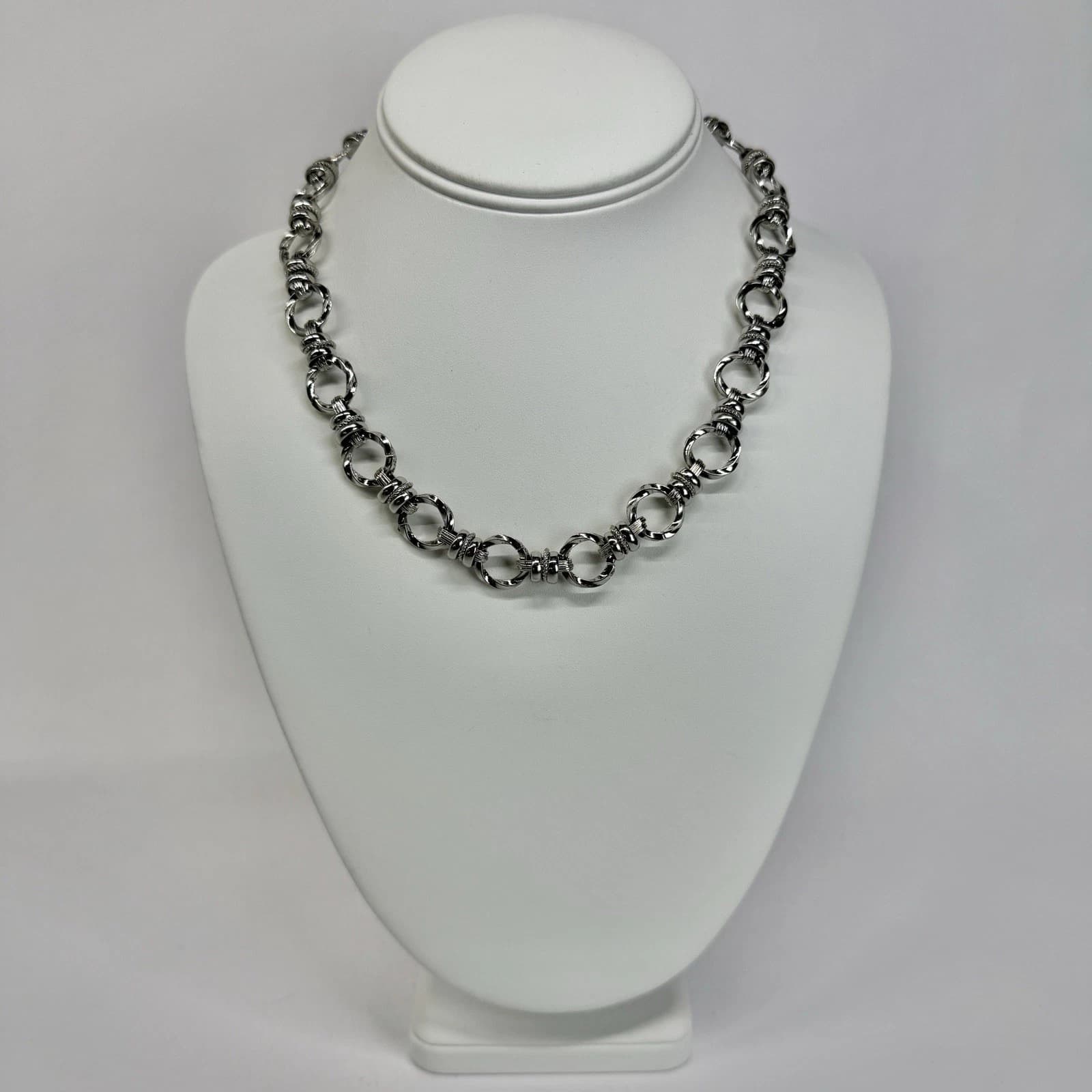 2028 Interlocking Link Chain Silver Tone Vintage Necklace Jewelry N576
