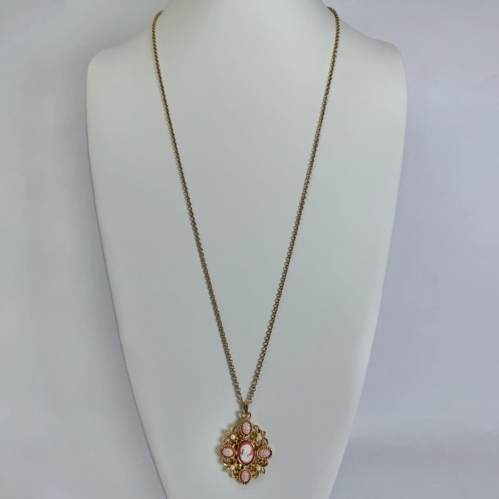 AVON Cameo Floral Pendant Gold Tone Vintage Necklace Jewelry N313