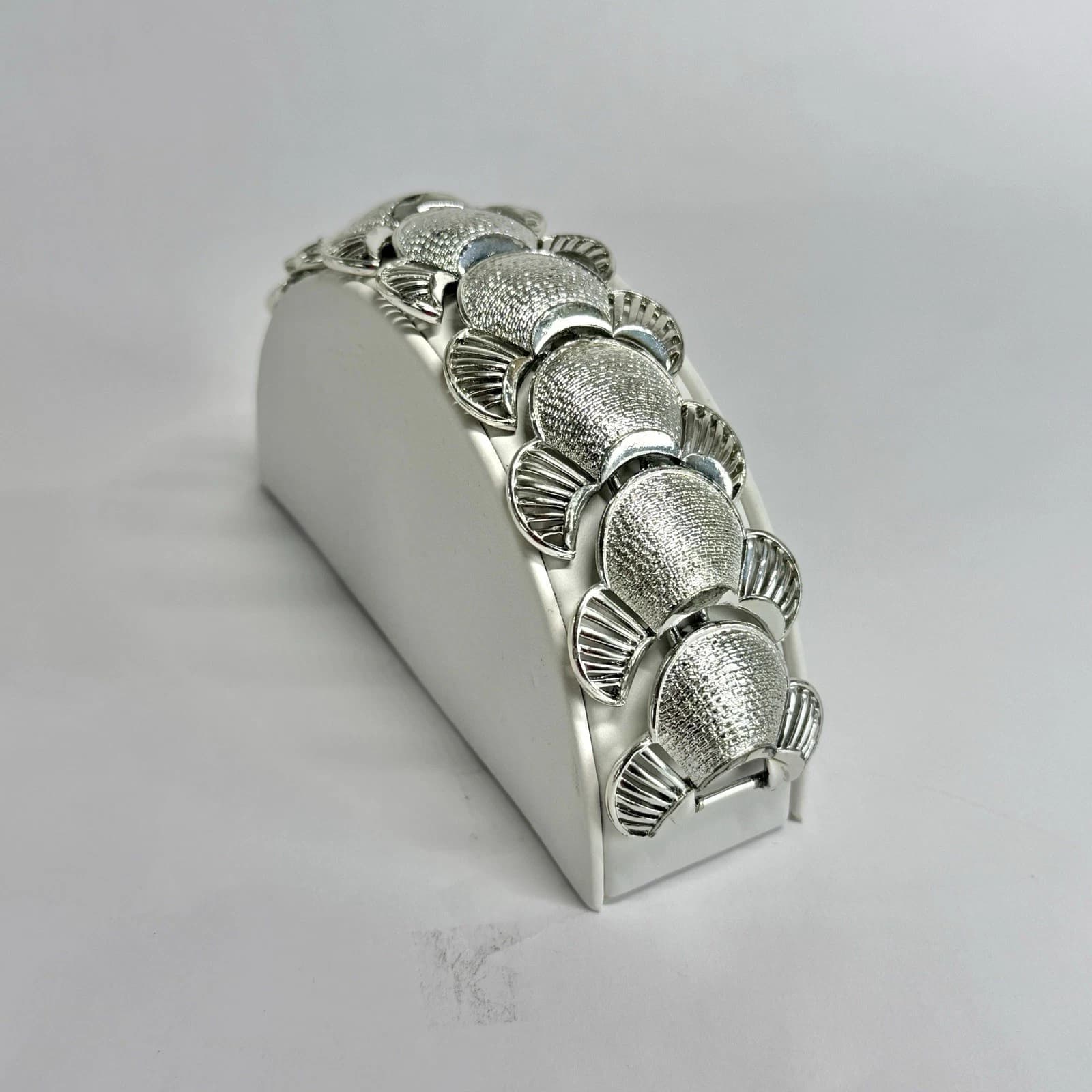CORO Pegasus Textured Shell Link Silver Tone Vintage Bracelet Jewelry Br179