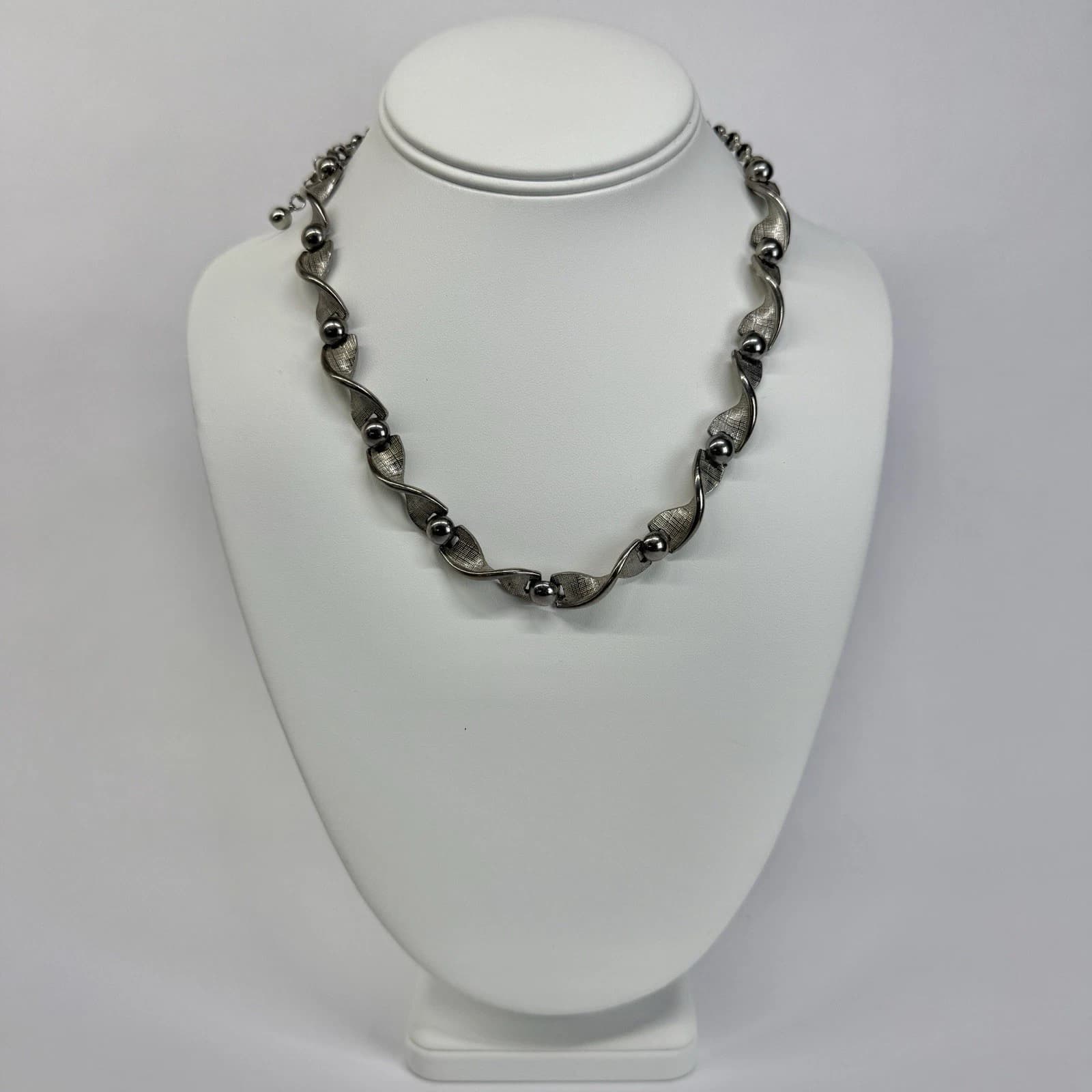 Elegant Spiral Textured Link Chain Silver Tone Vintage Necklace Jewelry N604