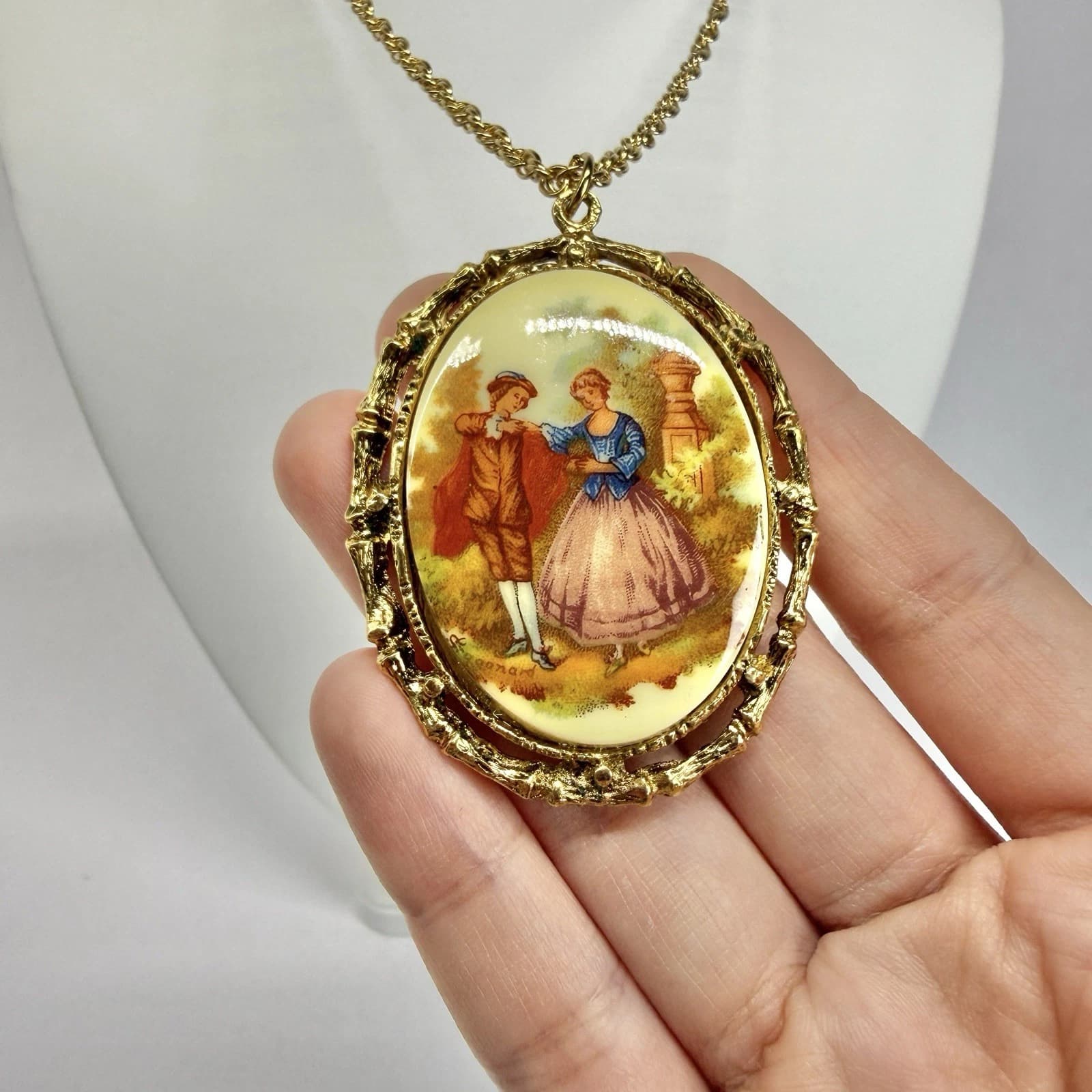 Elegant Fragonard Courting Couple Cameo Pendant Vintage Necklace Jewelry N490