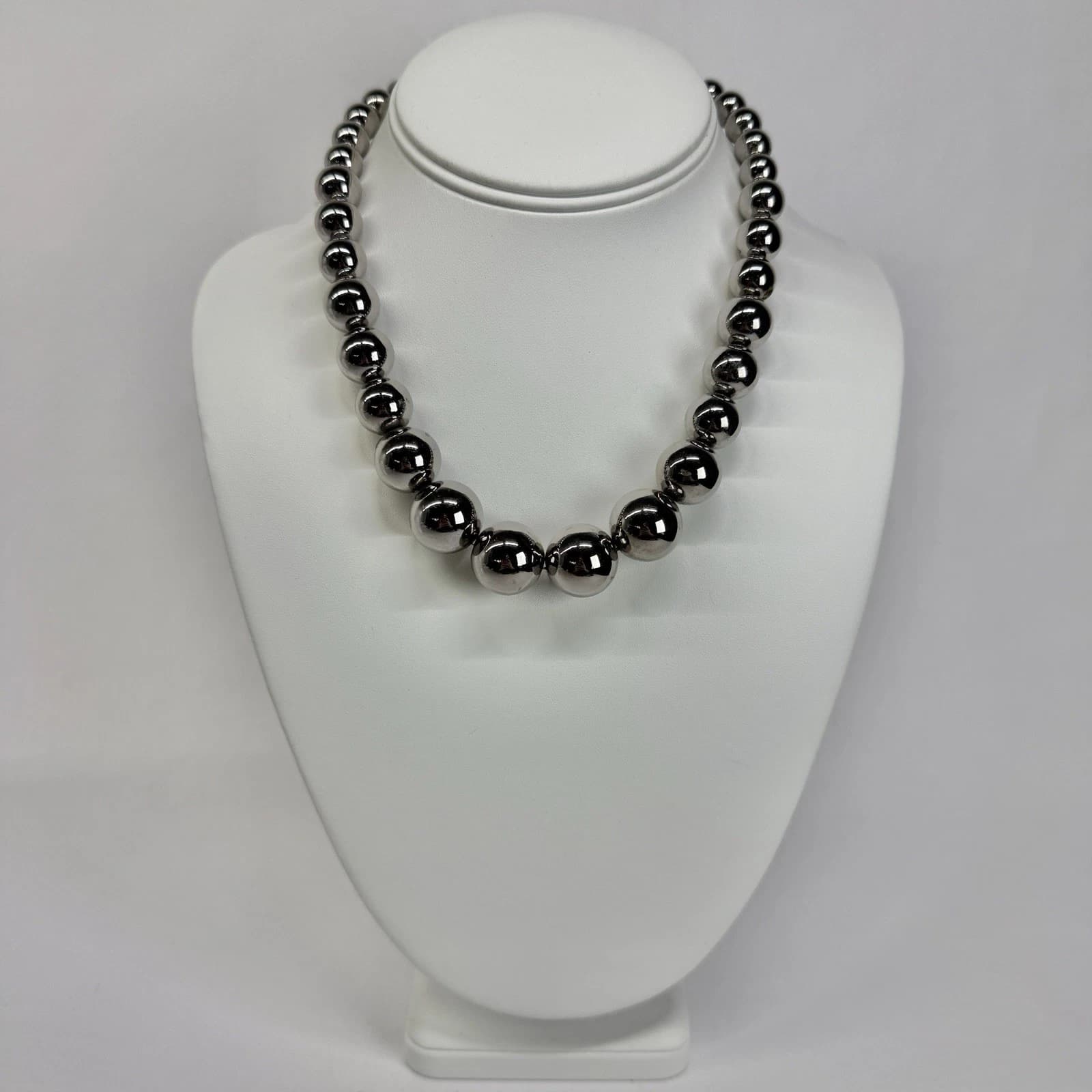 Elegant Smooth Round Graduated Silver Tone Vintage Necklace Jewelry N535