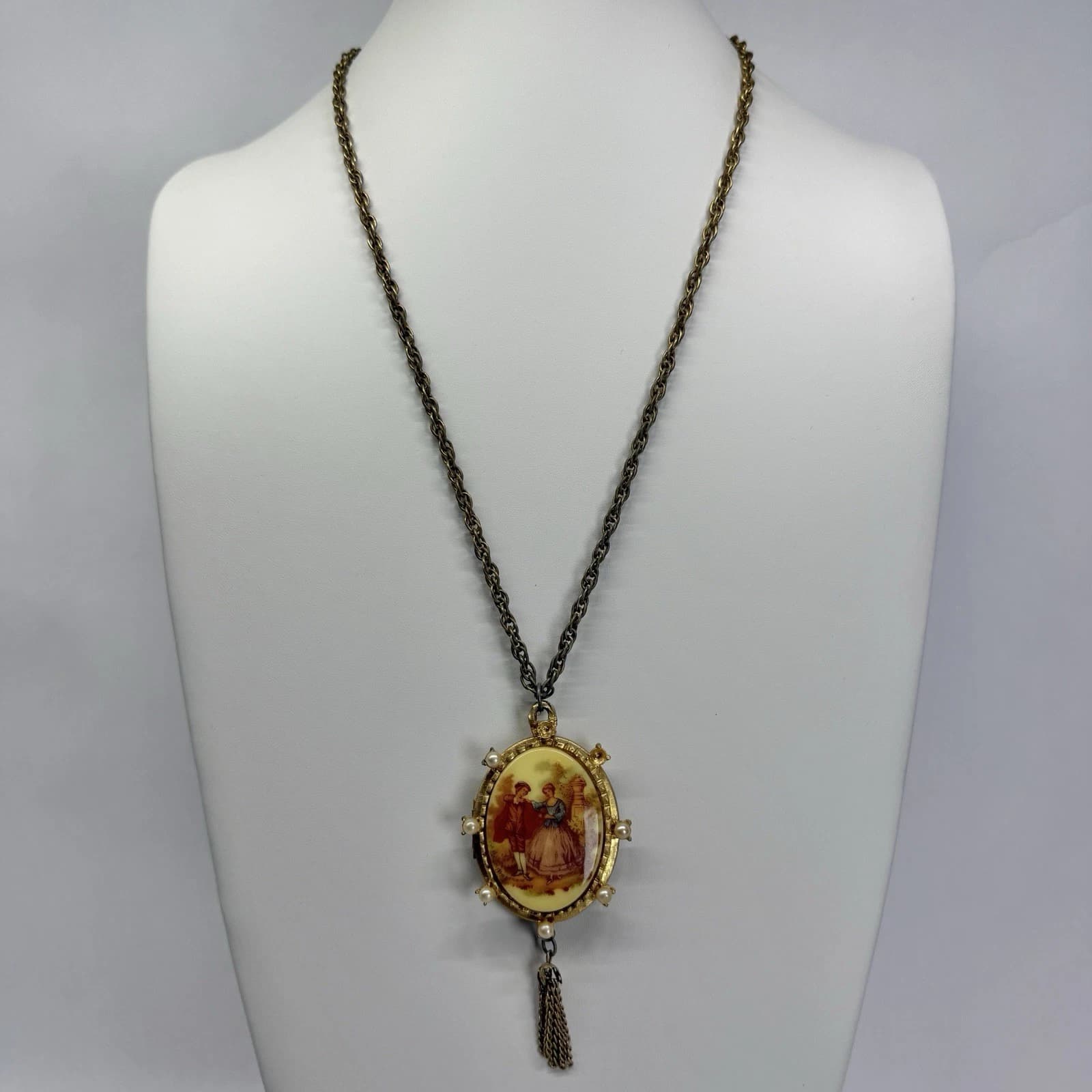 Elegant Courting Couple Locket Filigree Gold Tone Vintage Necklace Jewelry N260