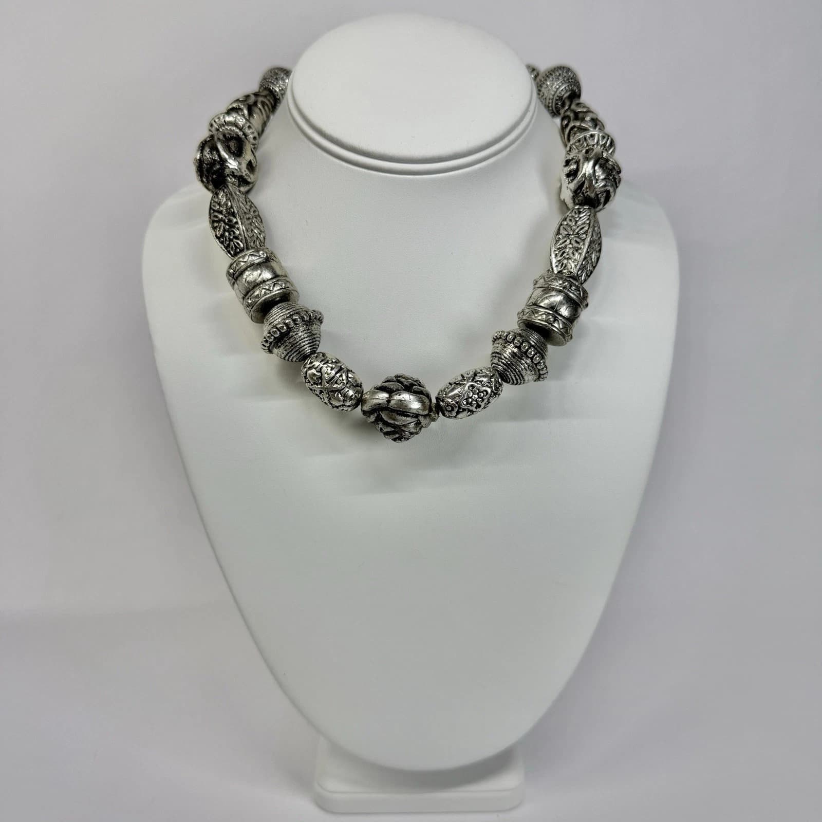 Elegant Chunky Bead Intricate Design Silver Tone Vintage Necklace Jewelry N561