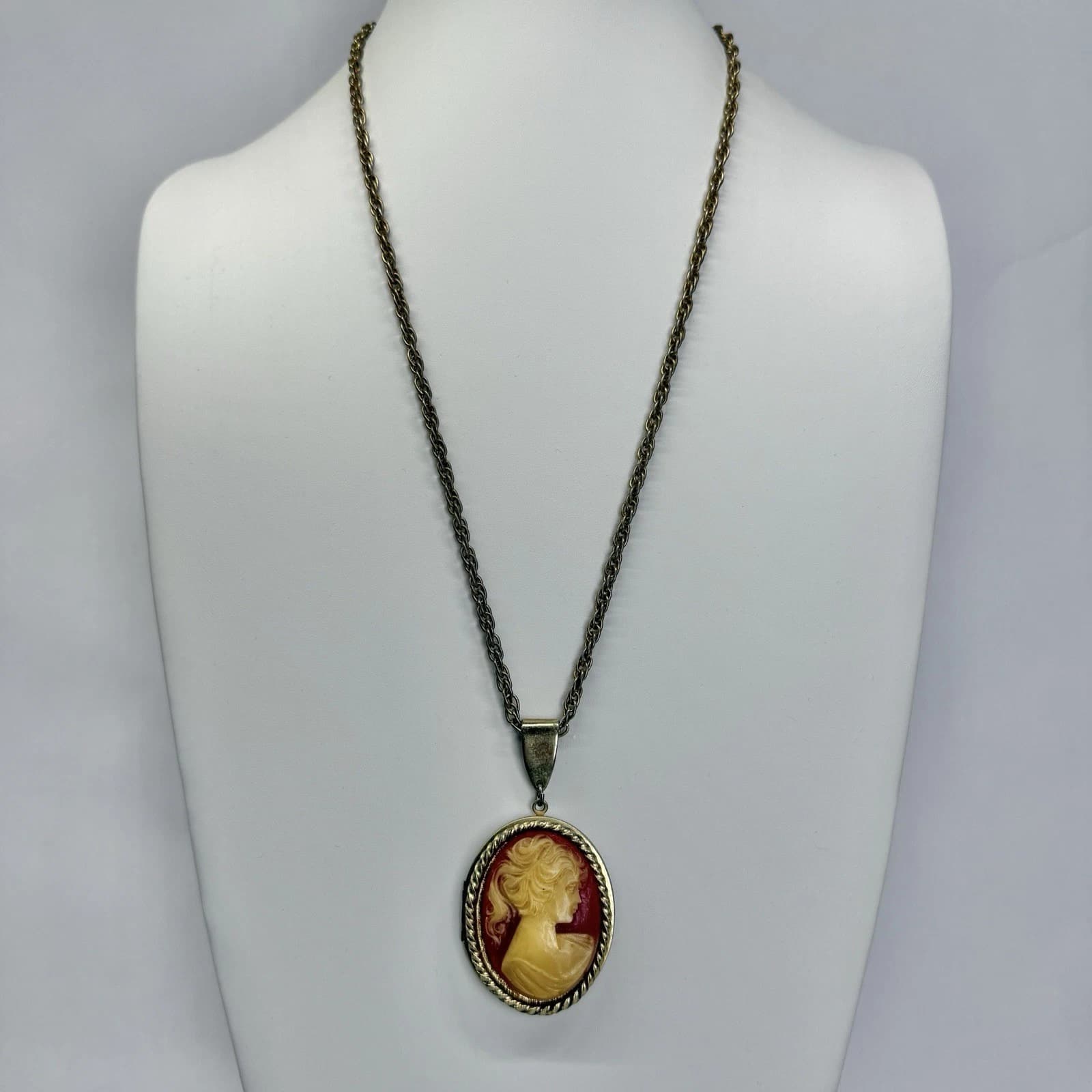 Elegant Hand Carved Cameo Locket Gold Tone Vintage Necklace Jewelry N276