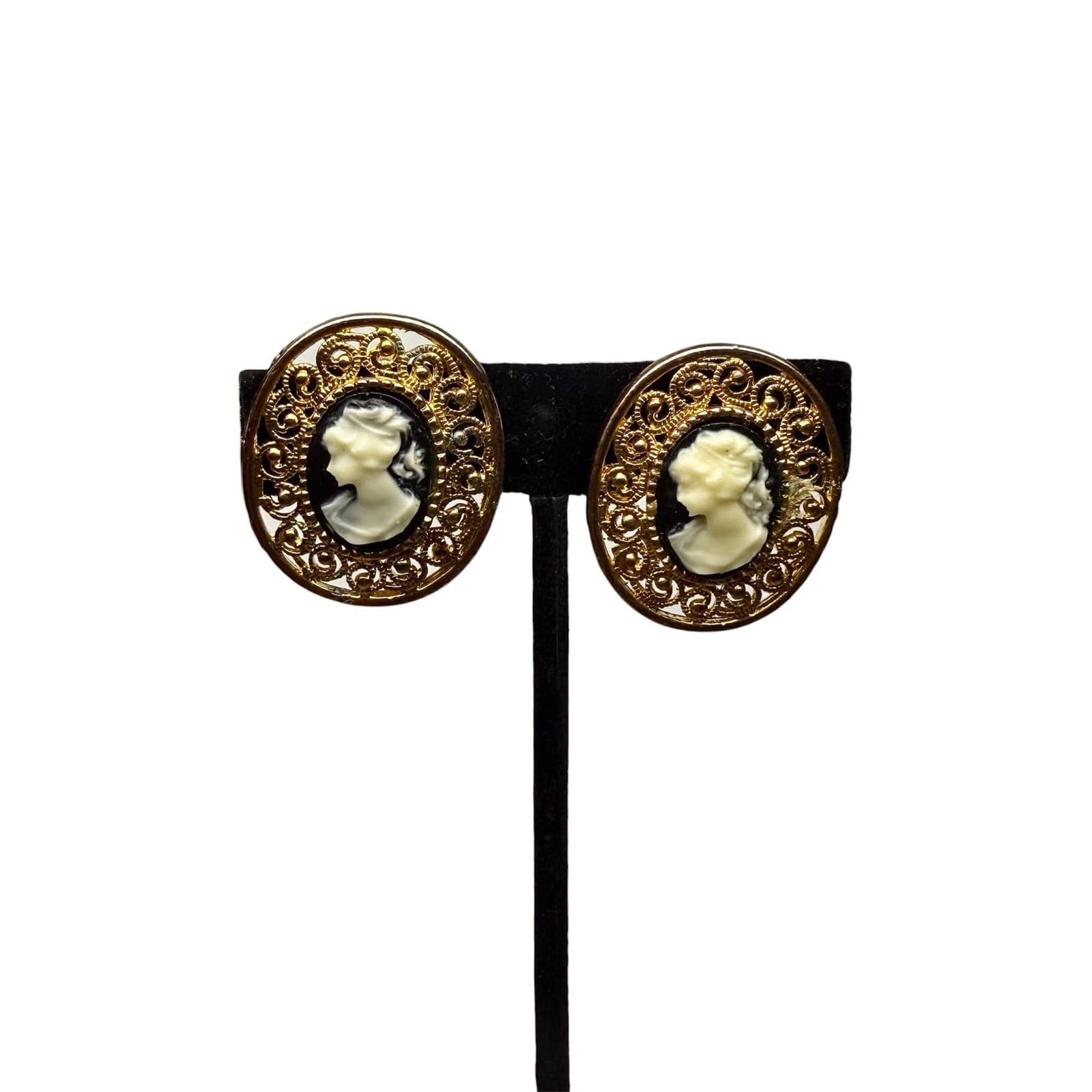 Black & White Cameo Filigree Gold Tone Vintage Clip On Earring Jewelry E57